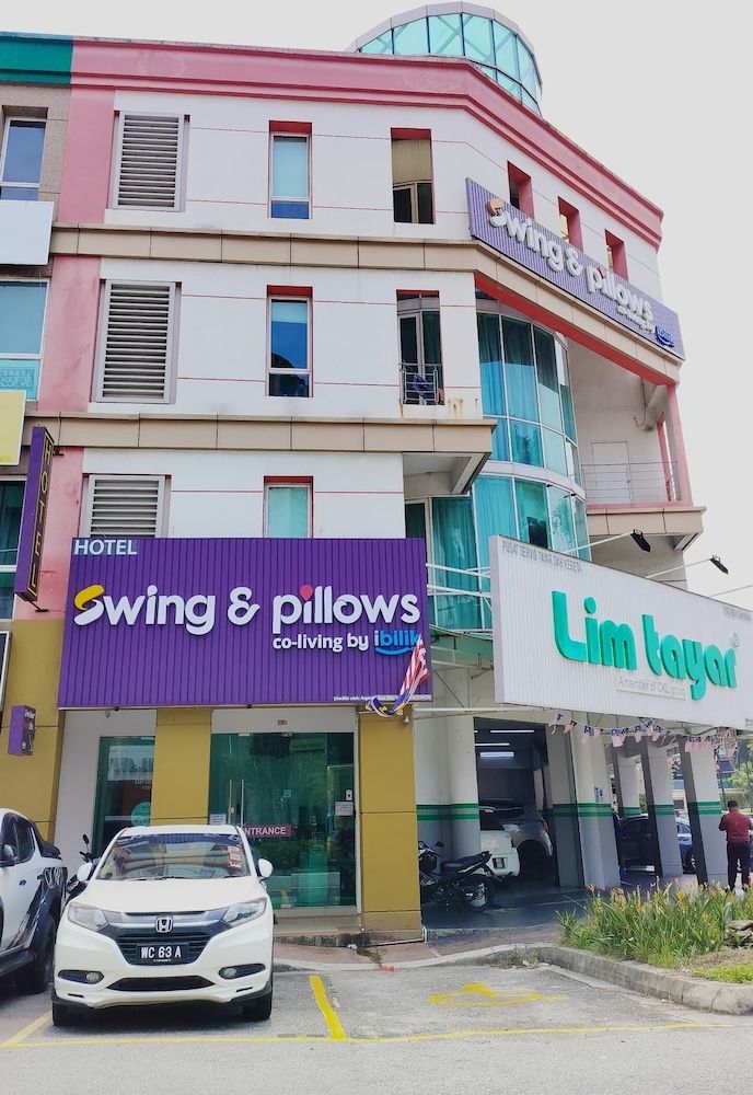 Swing and Pillows at PJ KD 4 estrellas en Kota Damansara