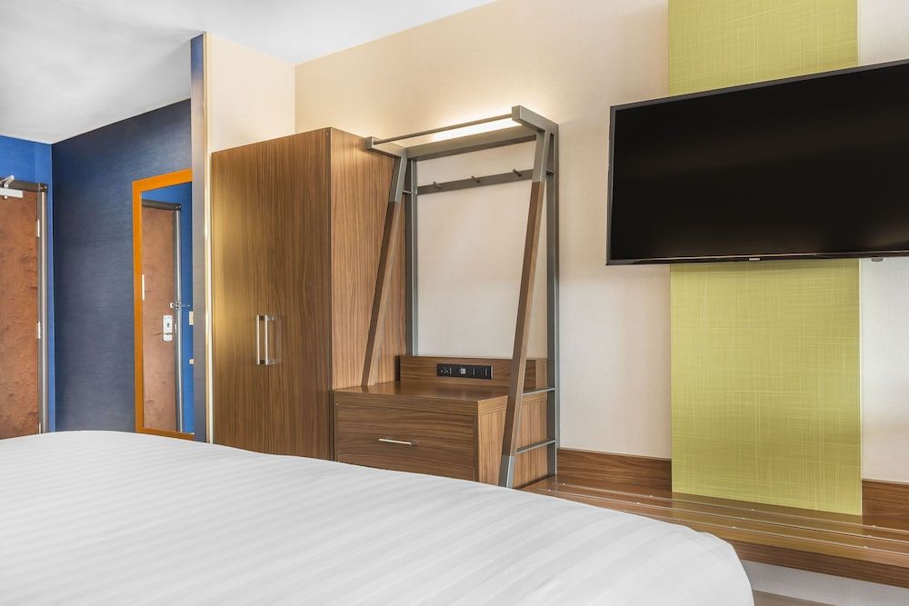 Holiday Inn Express & Suites Clarion by IHG 3