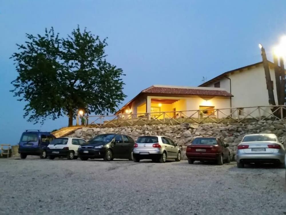Agriturismo Lo Scoiattolo -1 estrellas en Montorio al Vomano