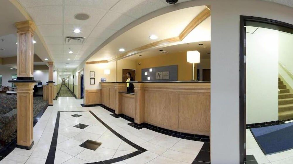 Holiday Inn Express Hotel & Suites by IHG 2