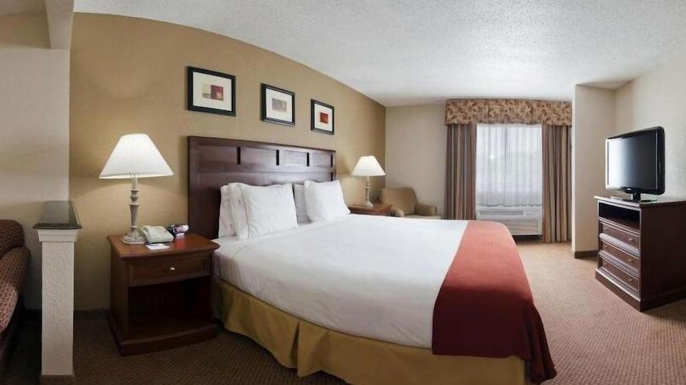 Holiday Inn Express Hotel & Suites by IHG 3