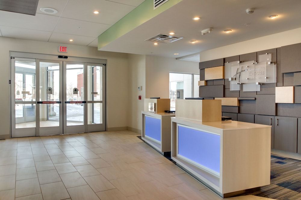 Holiday Inn Express & Suites Galesburg by IHG 2