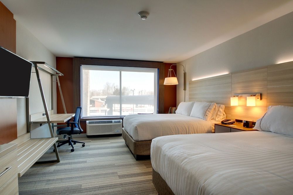 Holiday Inn Express & Suites Galesburg by IHG 3