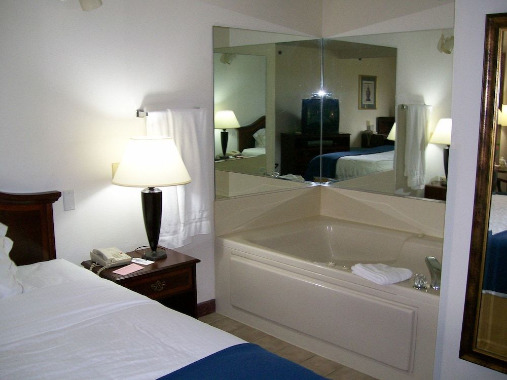 Holiday Inn Express & Suites Alliance by IHG 3