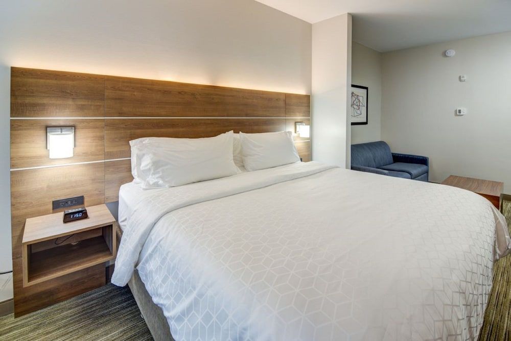 Holiday Inn Express Hotel & Suites Quincy I-10 by IHG 3