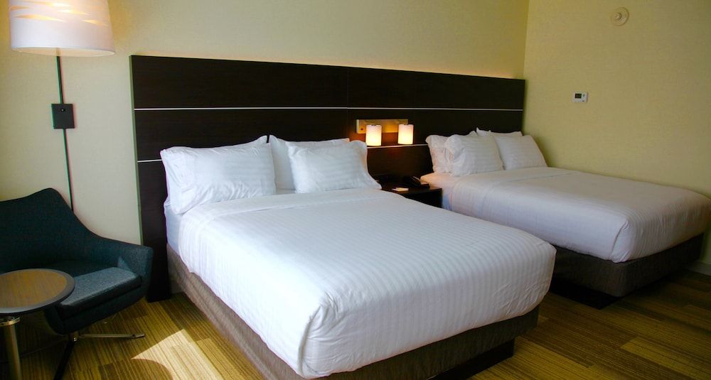 Holiday Inn Express & Suites Oswego by IHG 3