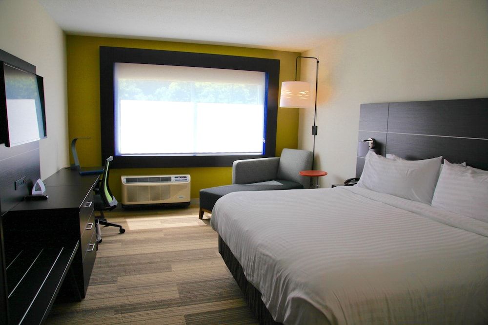 Holiday Inn Express & Suites Oswego by IHG 2