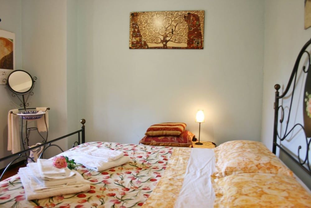 Beautiful private villa with WIFI, private pool, TV, pets allowed and parking, close to Arezzo 3