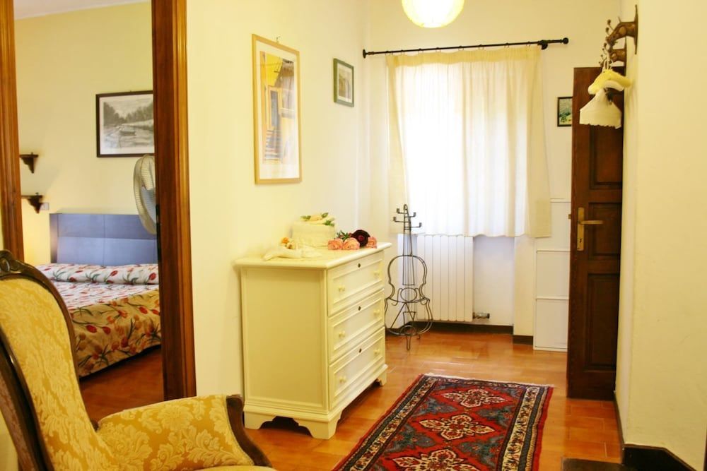 Beautiful private villa with WIFI, private pool, TV, pets allowed and parking, close to Arezzo 2