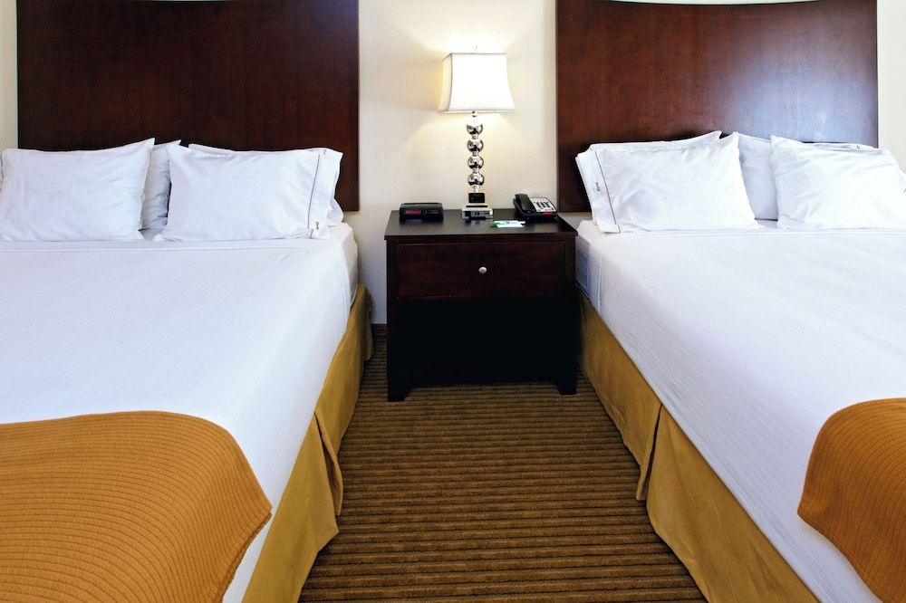 Holiday Inn Express Hotel & Suites Cleburne by IHG 2