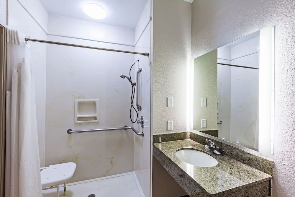 Holiday Inn Express & Suites Tulsa S Broken Arrow Hwy 51 by IHG 2