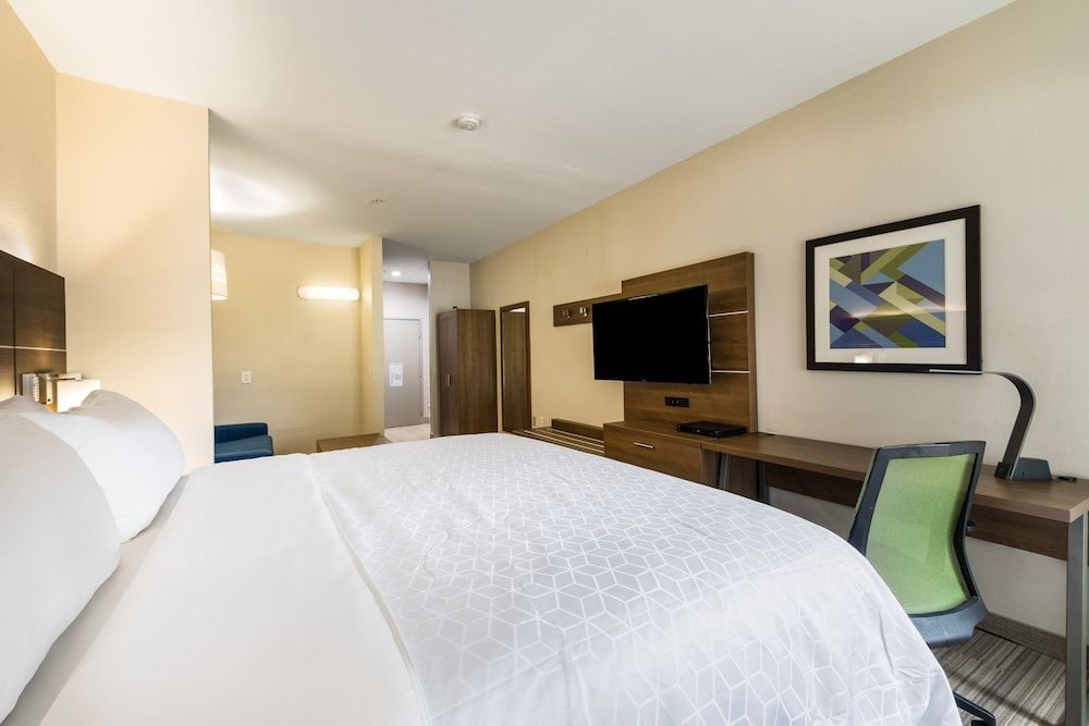 Holiday Inn Express Hotel & Suites Columbus by IHG 2