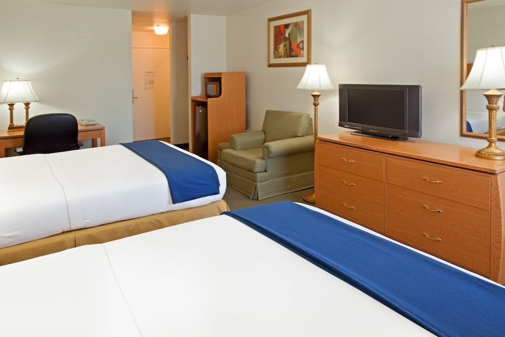 Holiday Inn Express Hotel & Suites Columbus by IHG 3