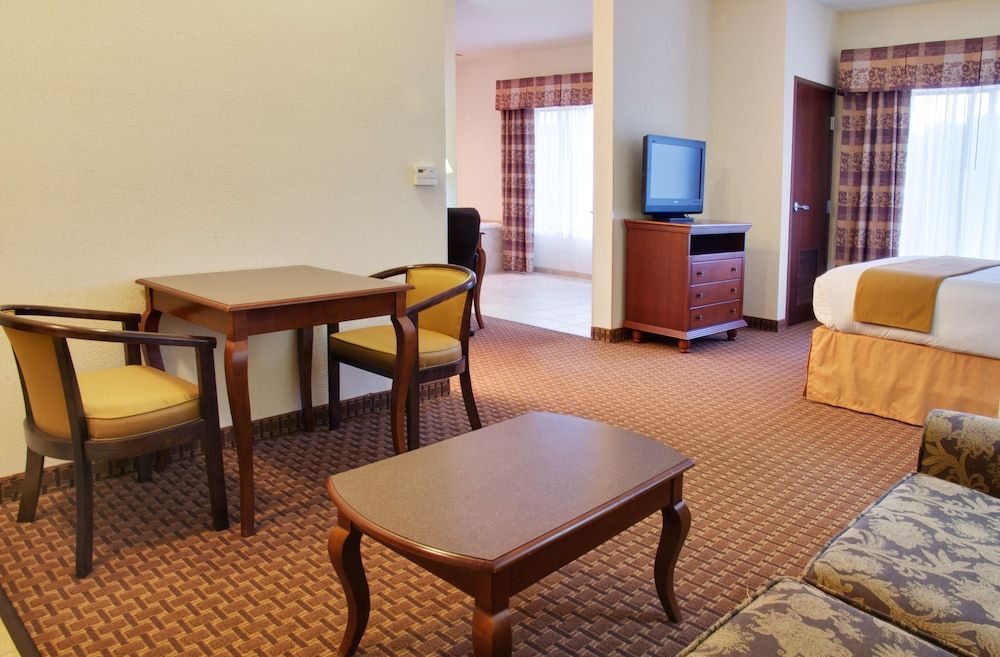Holiday Inn Express & Suites Center by IHG 3