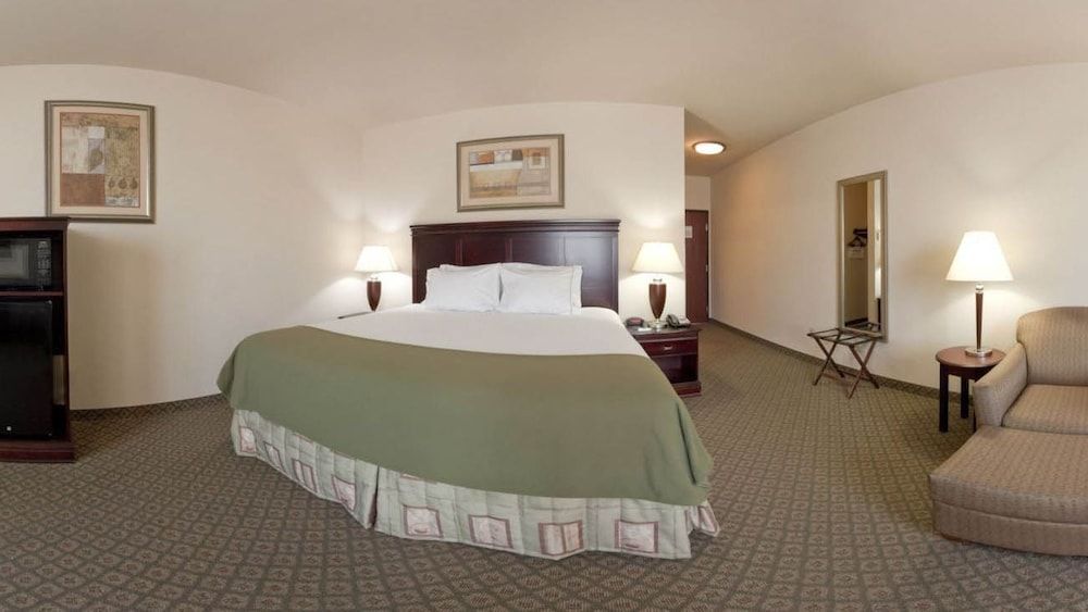 Holiday Inn Express Hotel & Suites Corsicana by IHG 3