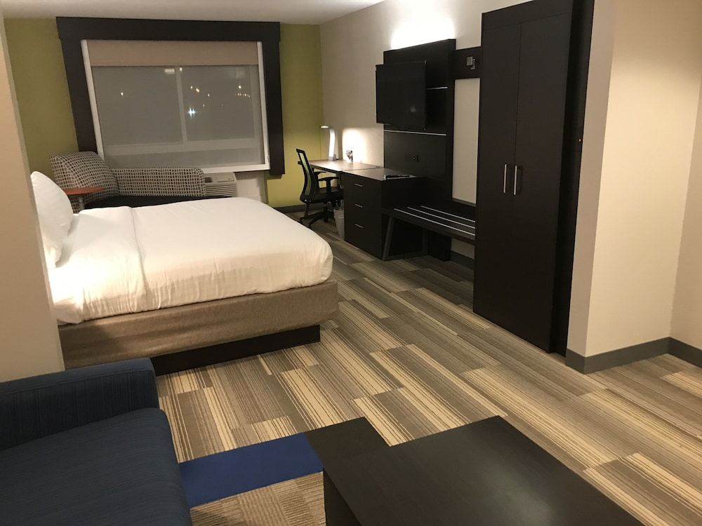 Holiday Inn Express Hotel & Suites Canton by IHG 3