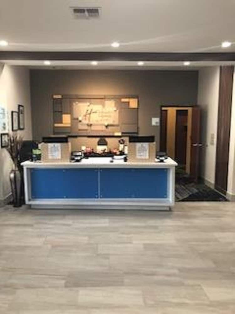 Holiday Inn Express Hotel & Suites Ennis by IHG 2