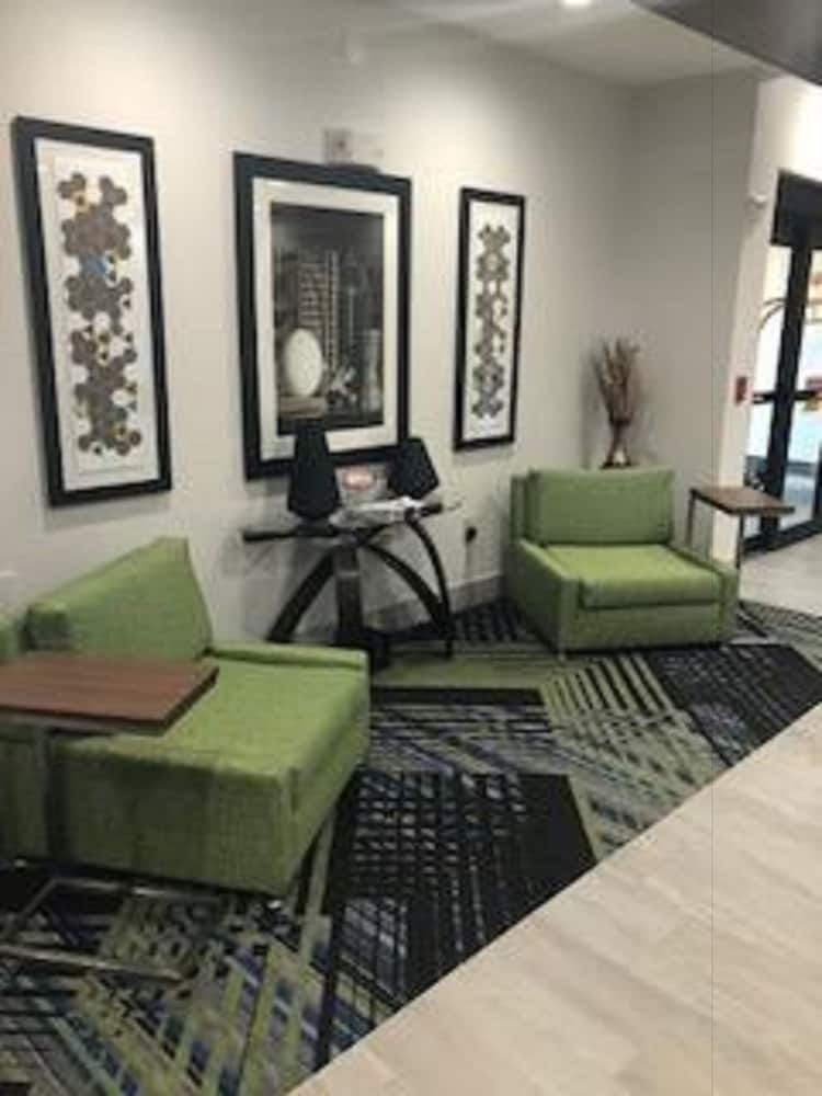 Holiday Inn Express Hotel & Suites Ennis by IHG 3