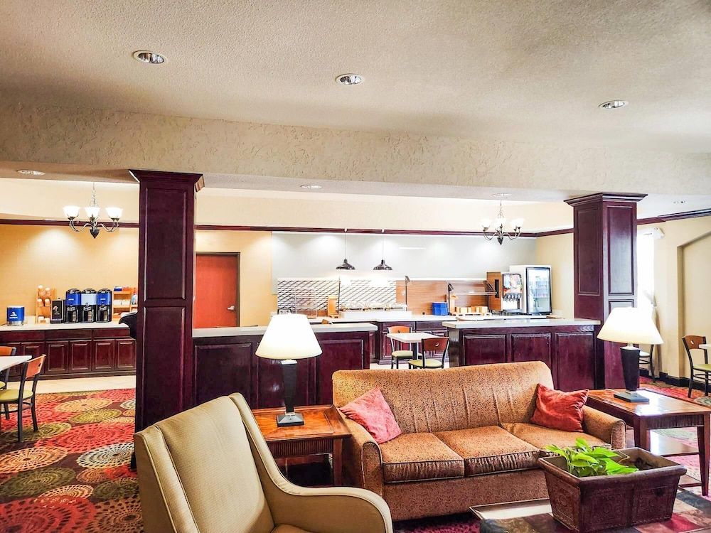 Country Inn & Suites by Radisson, Terrell 3