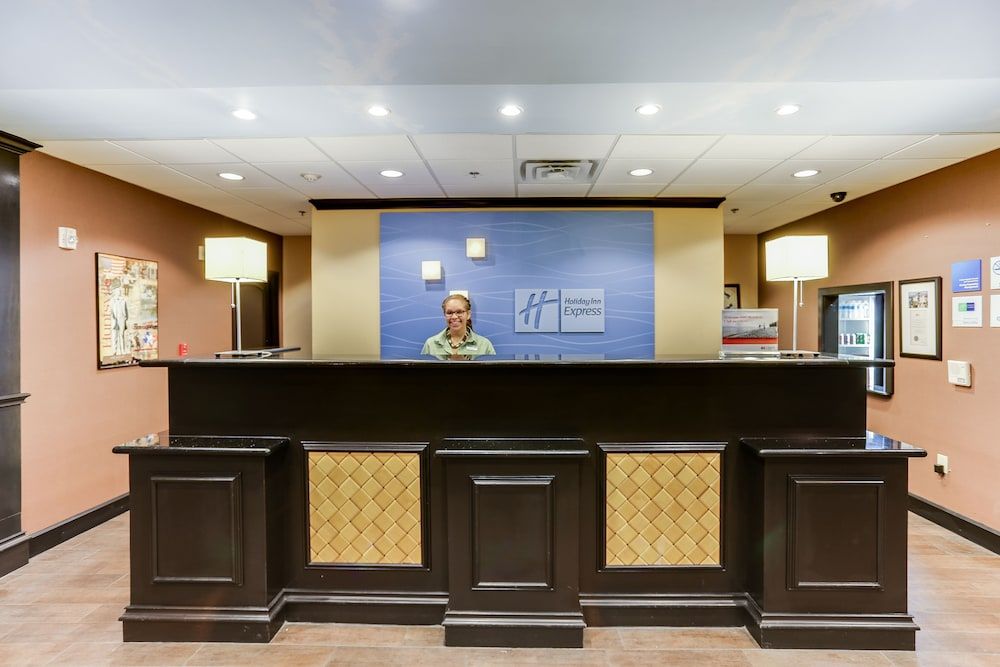 Holiday Inn Express Hotel & Suites Huntsville by IHG 3