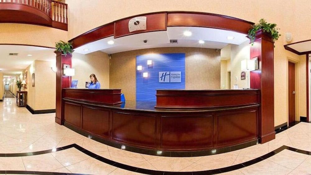 Holiday Inn Express Hotel & Suites Gainesville by IHG 2