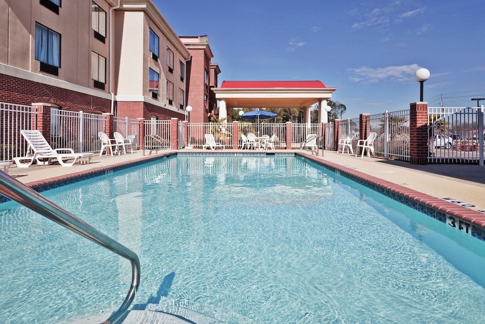 Holiday Inn Express & Suites Forest by IHG 2 estrellas en Forest