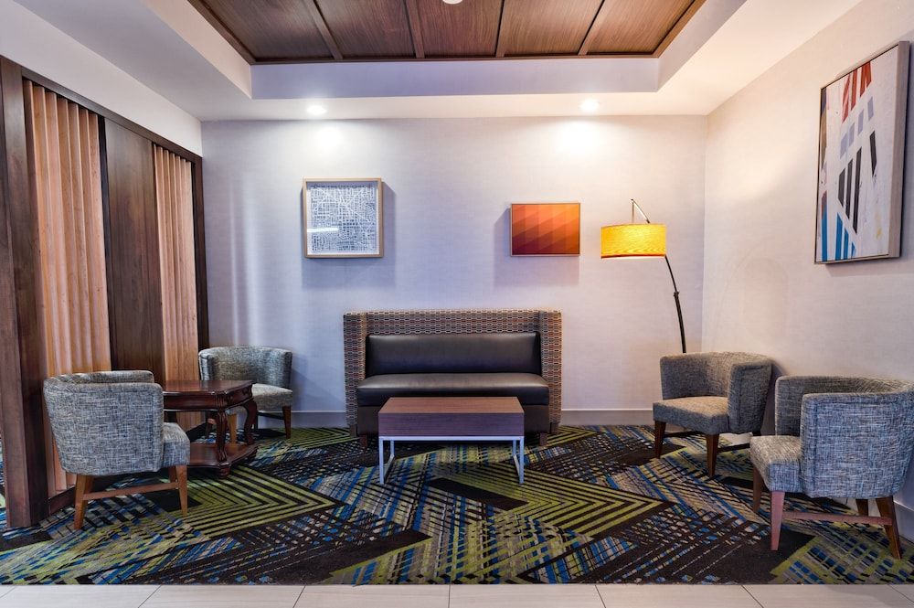 Holiday Inn Express Hotel & Suites Goshen by IHG 2