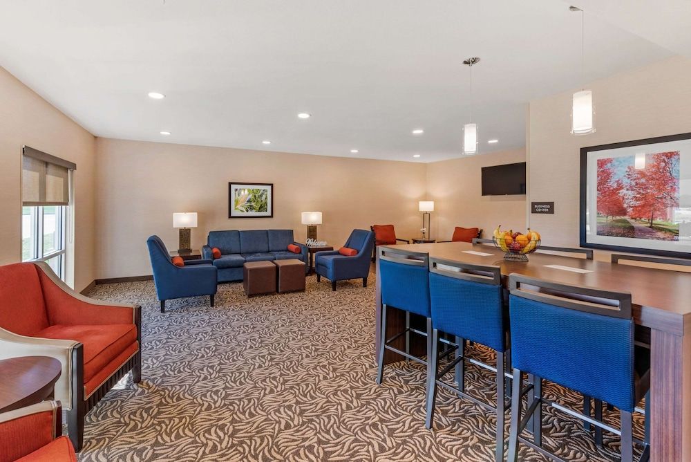 Comfort Inn & Suites near Route 66 3