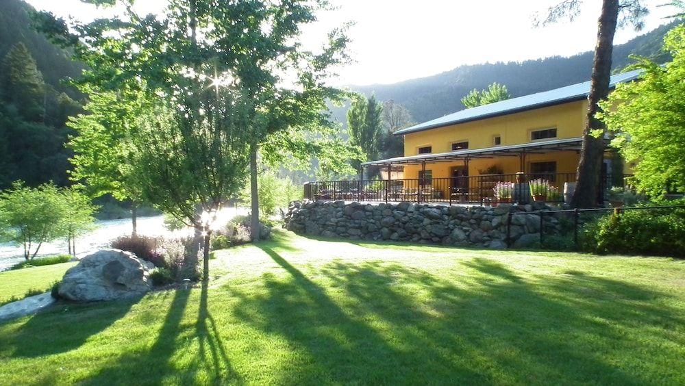 Strawhouse Resorts -1 estrellas en Big Bar