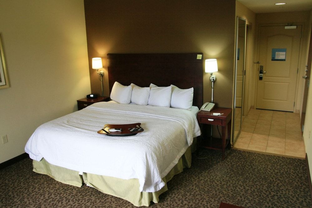 Hampton Inn & Suites West Point 2