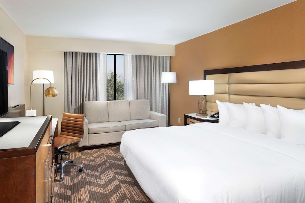 DoubleTree by Hilton Hotel Lawrence 2