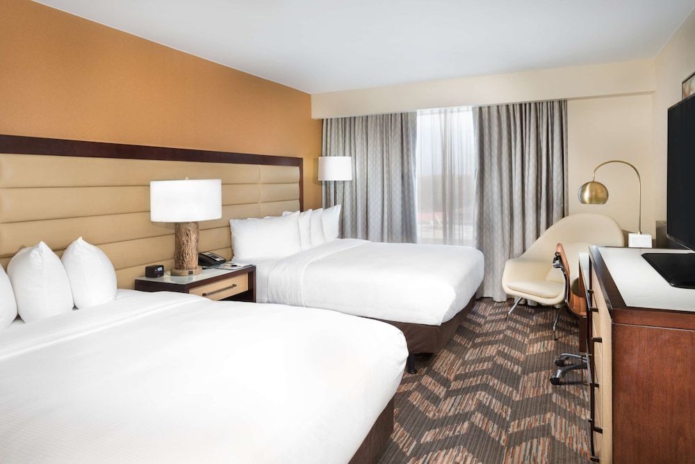 DoubleTree by Hilton Hotel Lawrence 3