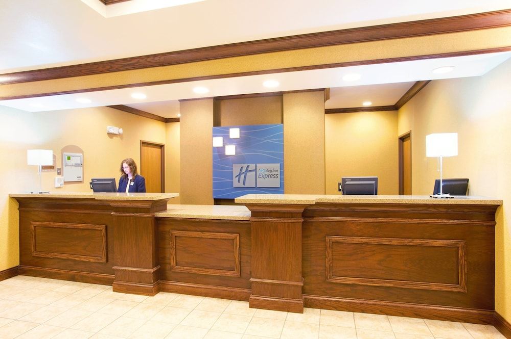 Holiday Inn Express & Suites Mattoon by IHG 2