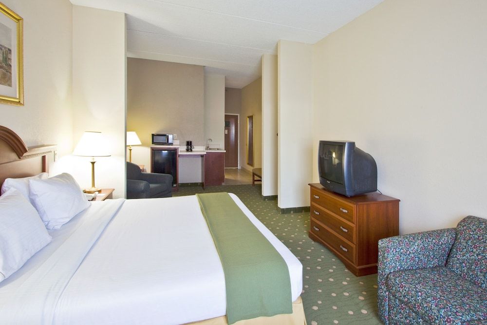 Holiday Inn Express & Suites Live Oak by IHG 2