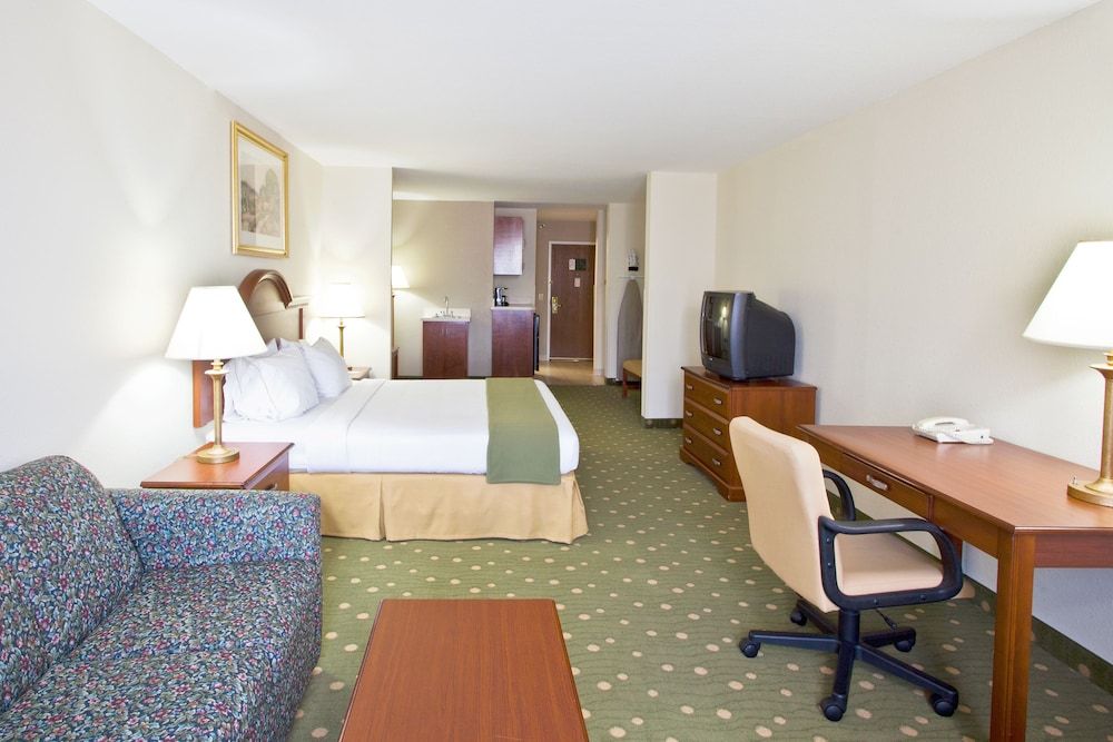 Holiday Inn Express & Suites Live Oak by IHG 3