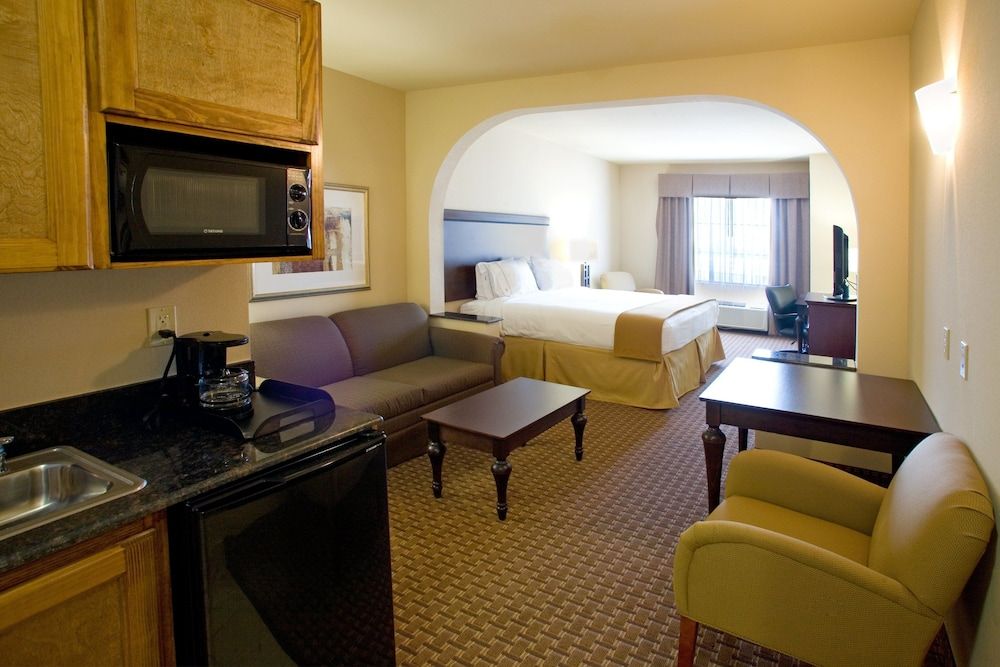 Holiday Inn Express & Suites Kingsville by IHG 3