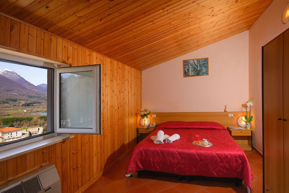 Hotel Holidays 2