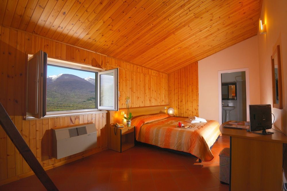 Hotel Holidays 3
