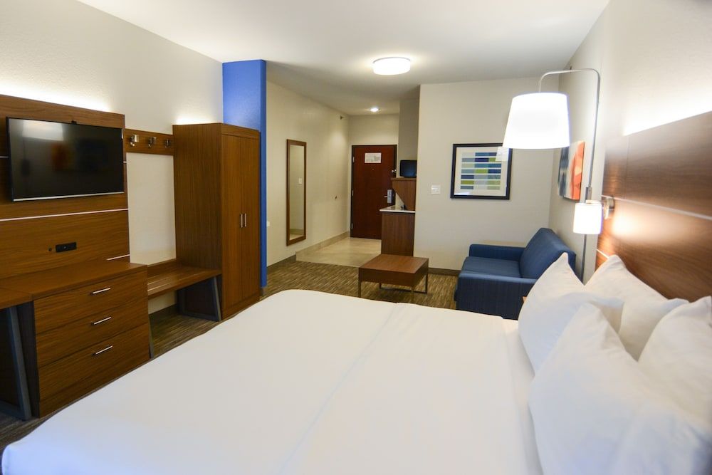Holiday Inn Express & Suites New Boston by IHG 2