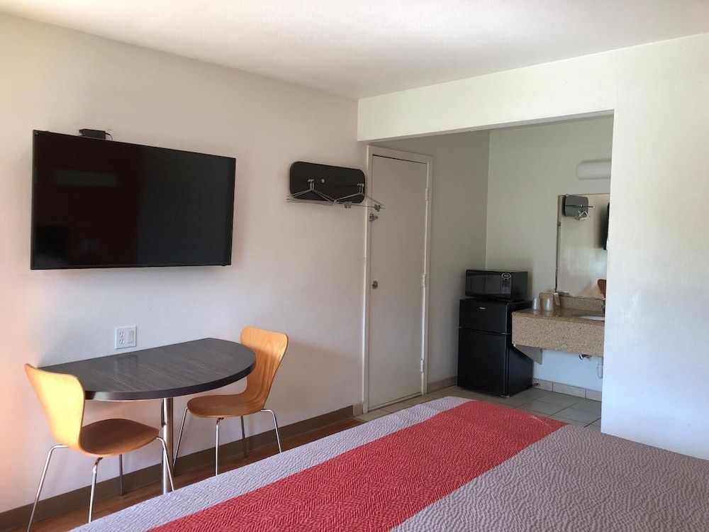 Motel 6 Clute, TX 3