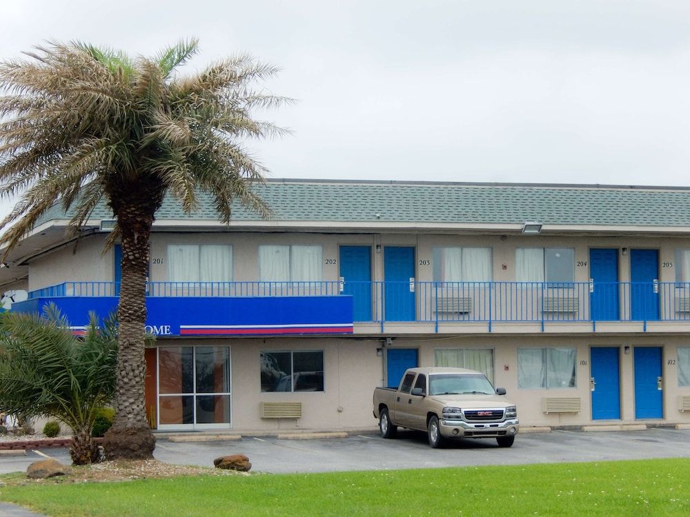 Motel 6 Clute, TX 2 estrellas en Clute