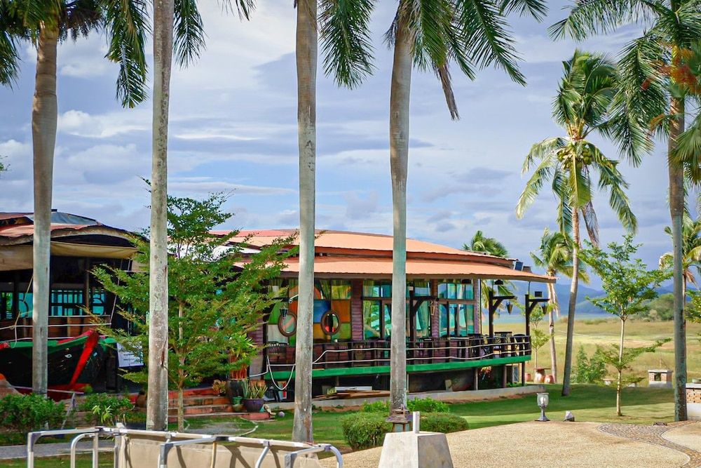 Kaengkrachan Boathouse Paradise Resort 3