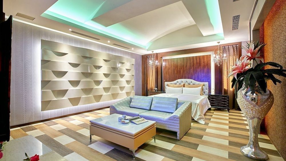 Gold Motel 3