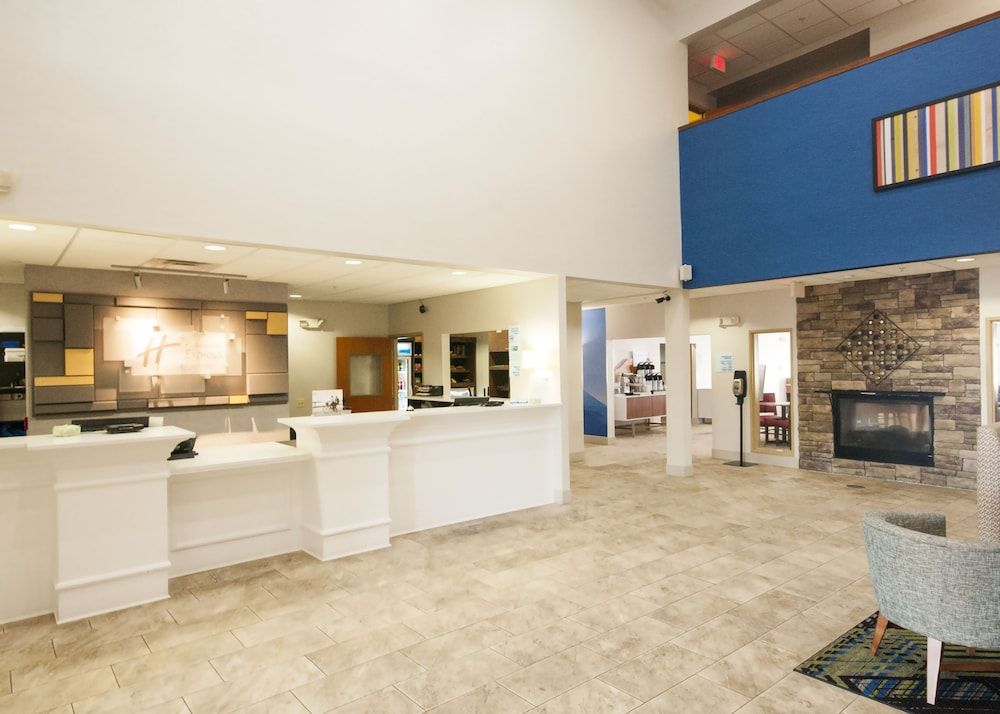 Holiday Inn Express & Suites Waukegan by IHG 2
