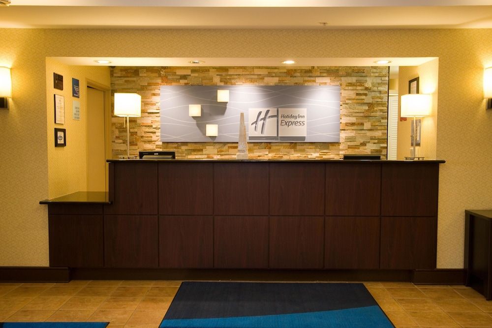 Holiday Inn Express Hotel & Suites Chicago-Algonquin by IHG 2