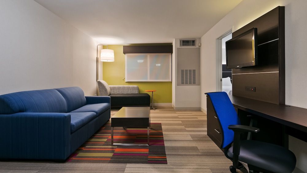 Holiday Inn Express & Suites Burlington by IHG 3