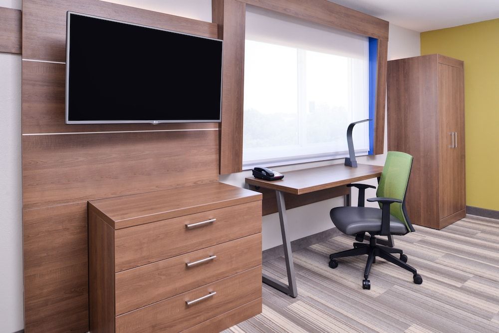 Holiday Inn Express Hotel & Suites Elgin by IHG 2