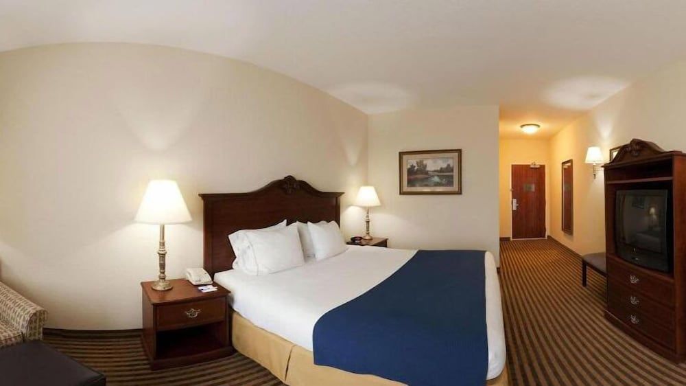 Holiday Inn Express & Suites Waxahachie by IHG 3
