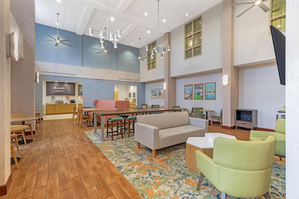 Hampton Inn & Suites Plymouth 2