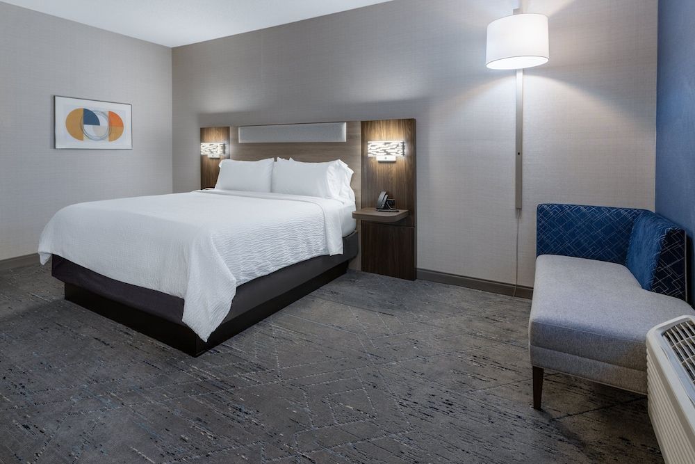 Holiday Inn Express & Suites Center Township by IHG 2